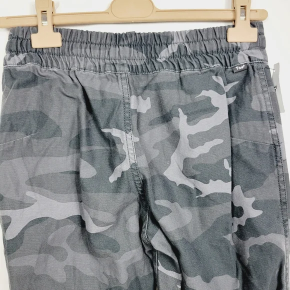 🆕️ TNA Alix grey camo pants - Picture 6 of 8